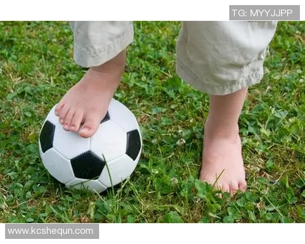 足球明星洗脚高清图片展现运动员生活中的另一面与真实瞬间